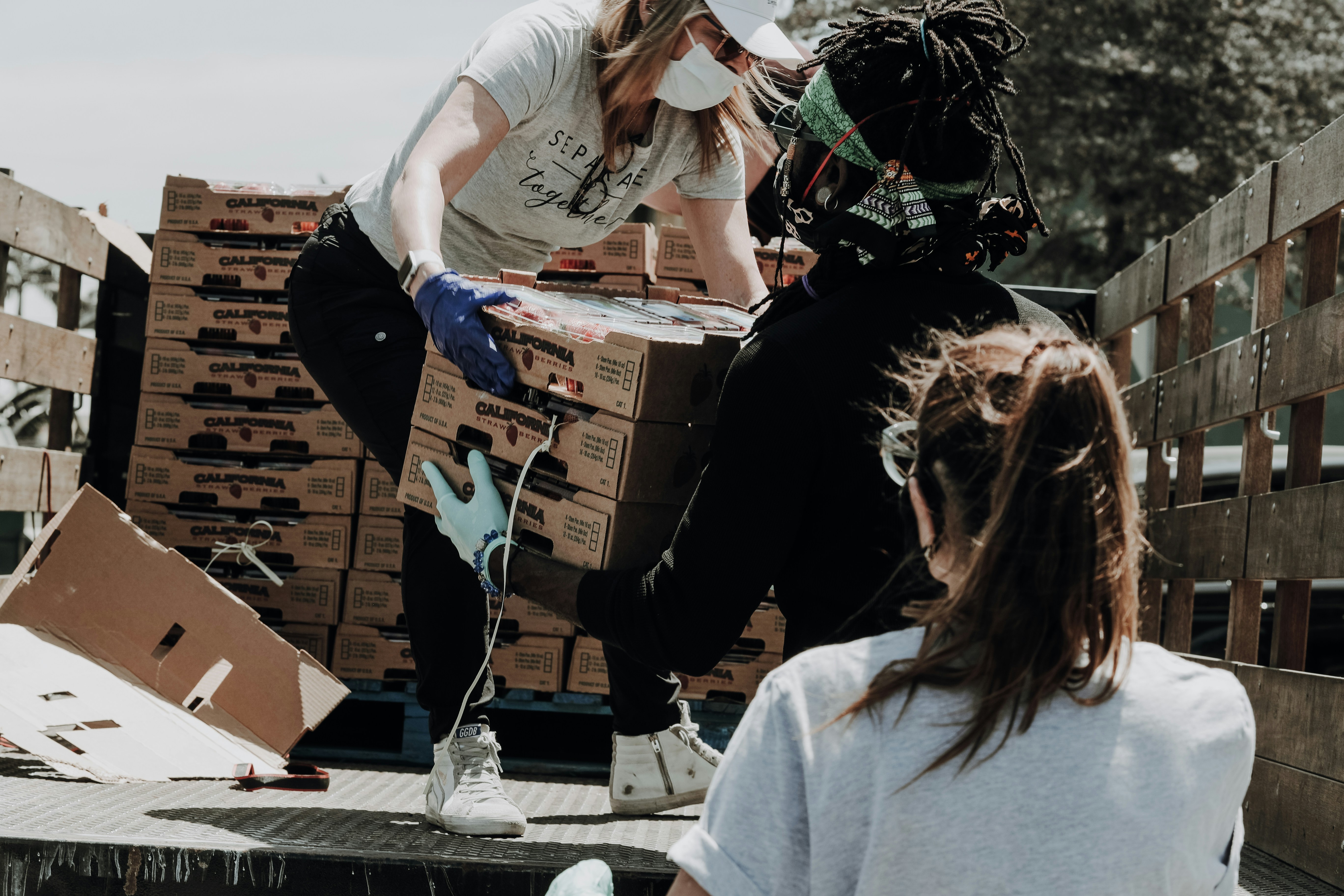 Voluntário entregando marmitas